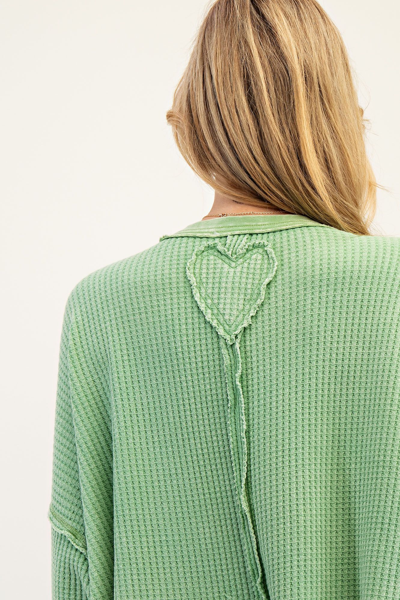 THERMAL MIX HEART PATCH MINERAL WASHED KNIT TOP