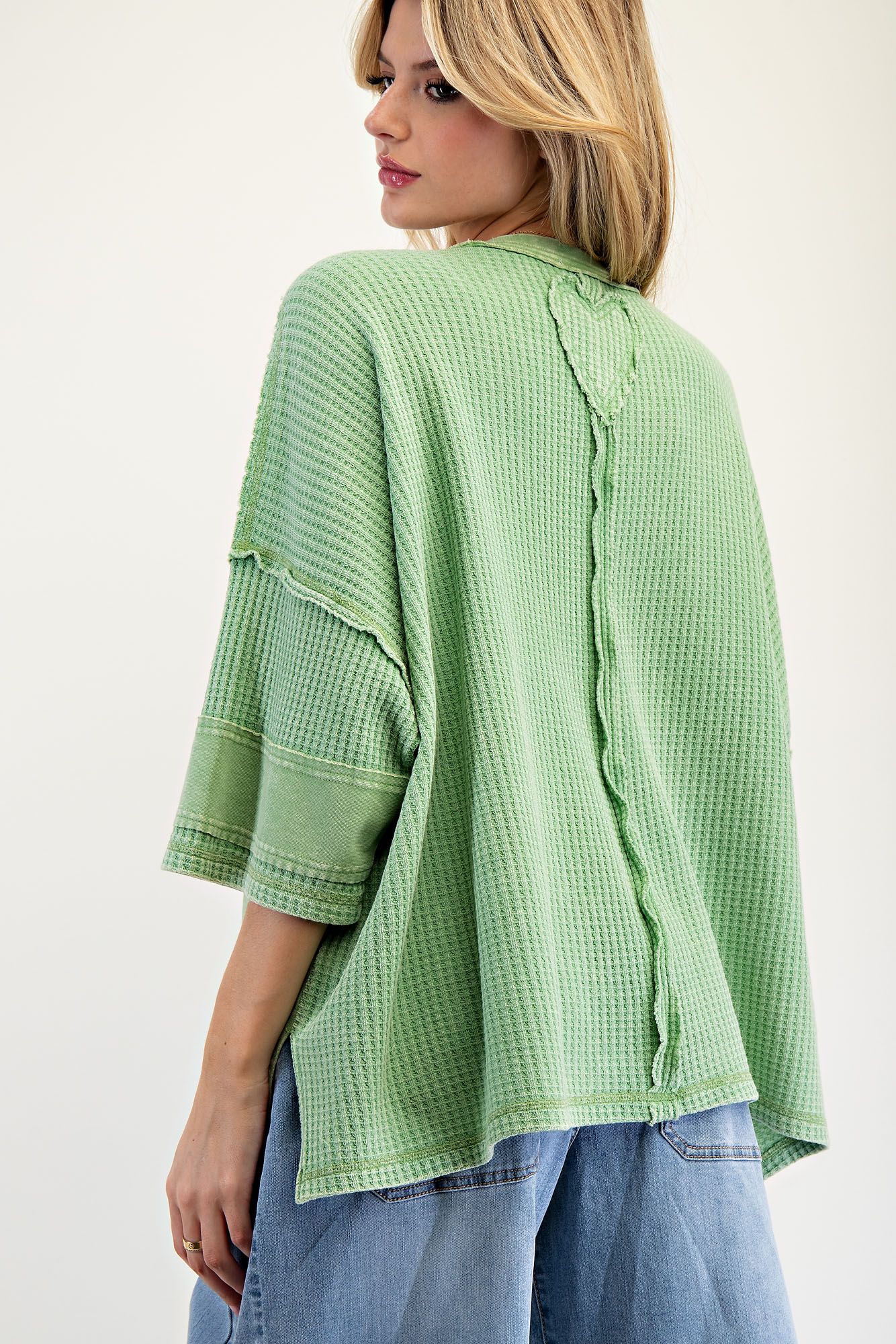 THERMAL MIX HEART PATCH MINERAL WASHED KNIT TOP