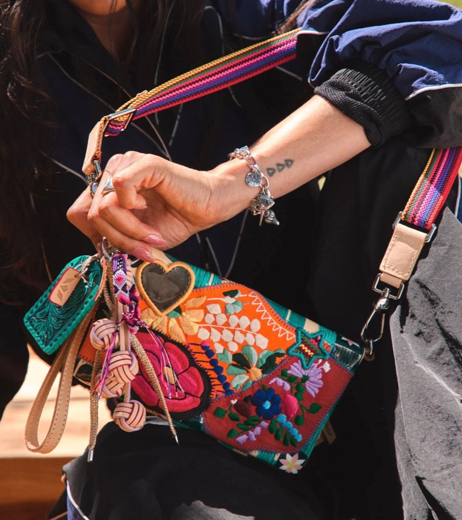 CONSUELA Uptown Crossbody, Dezi